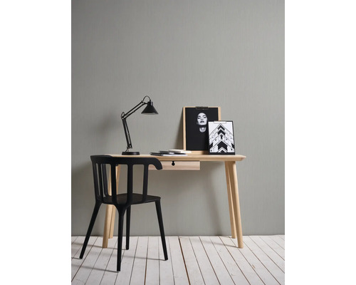 Bureau avec lampe, chaise et décoration pour un bureau