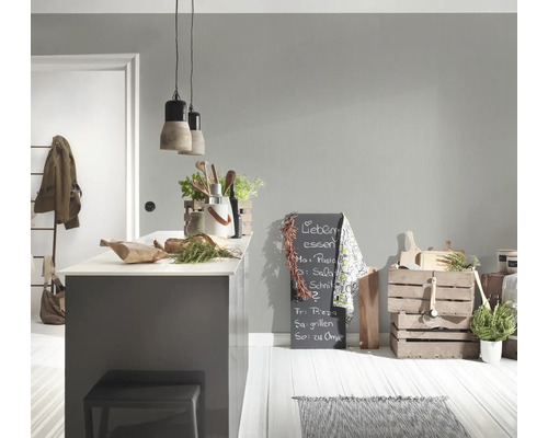 Cuisine lumineuse avec îlot de cuisine, tableau noir avec menu et caisses en bois comme décoration