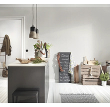 Helle Küche mit Kücheninsel, Tafel, Holzkisten und Pendelleuchten