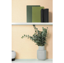 Étagère décorative avec des livres et de l'eucalyptus dans un vase.