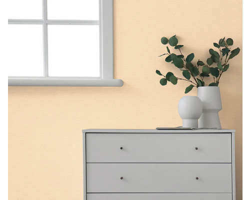 Mise en scène d'une pièce avec commode, décoration et fenêtre