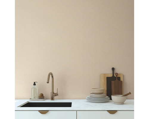 Scène de cuisine avec évier, robinet, planches à découper et vaisselle sur un comptoir de cuisine