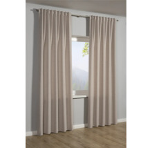 Vue d'une pièce avec des rideaux sur une tringle à rideaux devant une fenêtre.