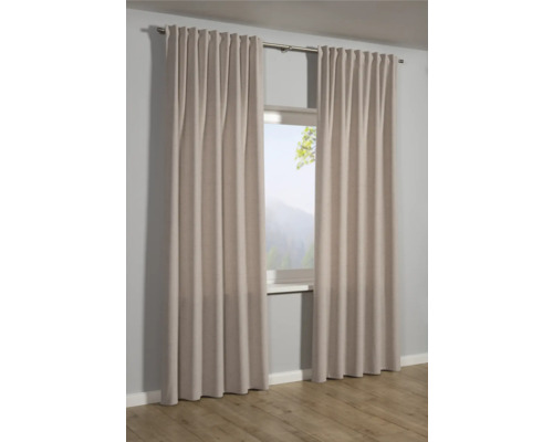 Vue d'une pièce avec des rideaux sur une tringle à rideaux devant une fenêtre.