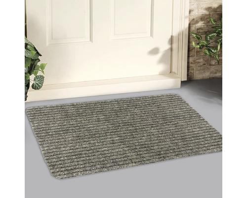 Fußmatte aus Textil vor einer Haustür