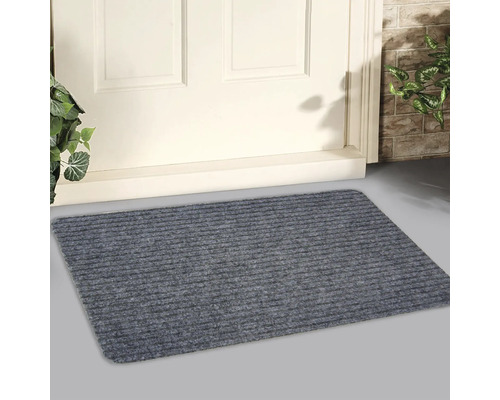 Schmutzfangmatte vor einer Haustür.