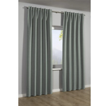 Graue Gardinen vor einem Fenster mit Blick nach draußen