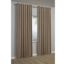 Zwei Vorhänge hängen vor einem Fenster und bieten Sichtschutz und Dekoration.