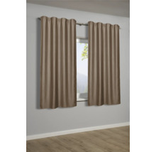 Zwei braune Gardinen hängen an einer Gardinenstange vor einem Fenster.