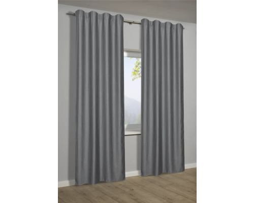 Zwei graue Vorhänge hängen an einer Gardinenstange vor einem Fenster.
