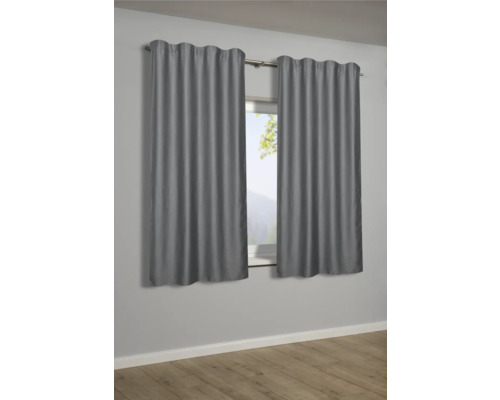 Zwei graue Gardinen vor einem Fenster