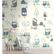 Aménagement intérieur avec papier peint à motif de hiboux, fauteuil et table d'appoint