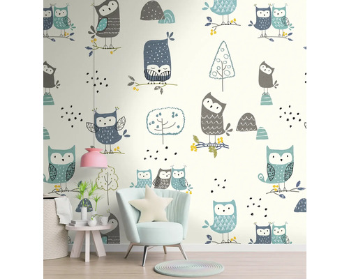 Aménagement intérieur avec papier peint à motif de hiboux, fauteuil et table d'appoint