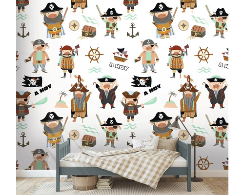 Chambre d'enfant avec papier peint pirate et lit d'enfant