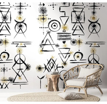 Szene mit gemusterten Tapeten, Korbsessel und Beistelltisch aus Holz