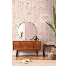 Dekoratives Interieur mit Kommode, Spiegel und floraler Tapete mit Vogelmotiven