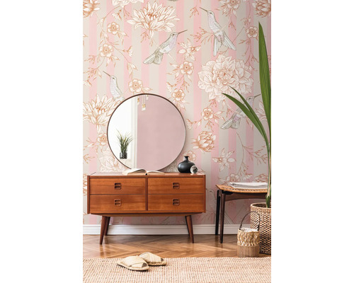 Dekoratives Interieur mit Kommode, Spiegel und floraler Tapete mit Vogelmotiven