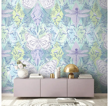 Pièce avec papier peint avec des papillons et des libellules derrière un buffet