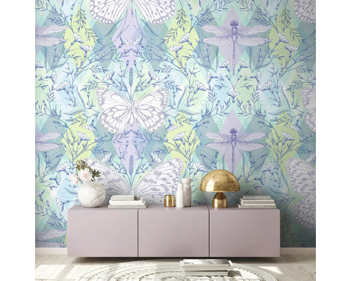 Pièce avec papier peint avec des papillons et des libellules derrière un buffet