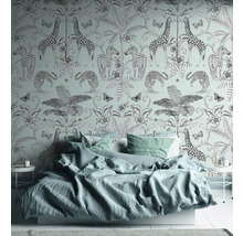 Chambre avec papier peint à motifs jungle avec girafes, zèbres et léopards