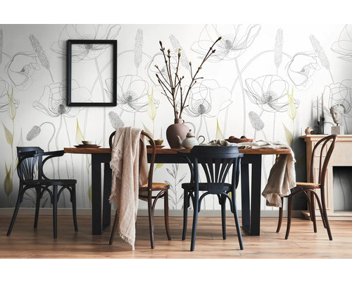 Esszimmer mit Esstisch, Stühlen und Blumentapete