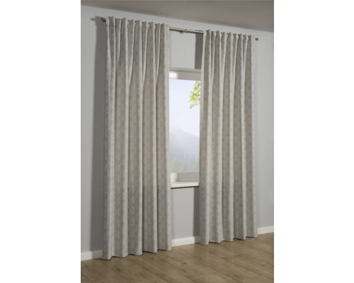 Deux rideaux à motifs sont suspendus devant une fenêtre.