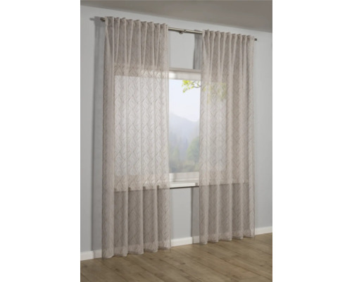 Rideau à motifs devant une fenêtre