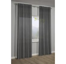 Graue Vorhänge vor einem Fenster, Gardinenstange