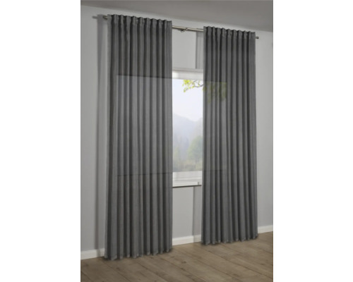 Graue Vorhänge vor einem Fenster, Gardinenstange