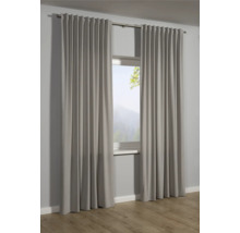 Rideaux gris à la fenêtre avec vue sur l'extérieur