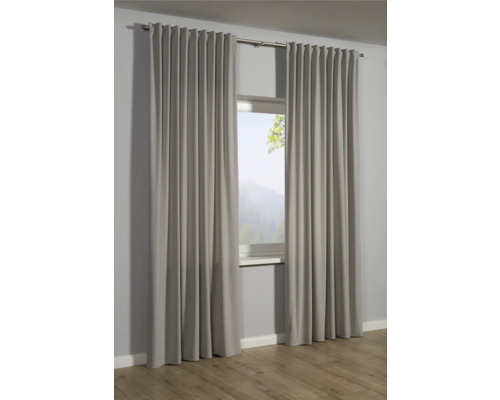 Rideaux gris à la fenêtre avec vue sur l'extérieur