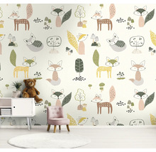 Chambre d'enfant avec papier peint à motifs de renard, petite armoire, chaise et tapis