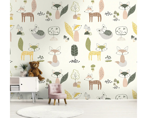 Chambre d'enfant avec papier peint à motifs de renard, petite armoire, chaise et tapis