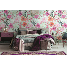 Schlafzimmer mit floraler Tapete, Bett, Nachttisch und Dekorationen für eine helle und einladende Atmosphäre.