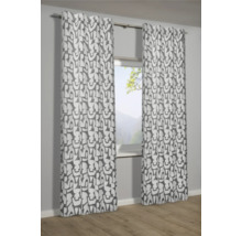 Dekorative Gardinen mit grafischem Muster vor einem Fenster.