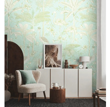 Salon décoratif avec papier peint exotique à motifs d'oiseaux et de plantes, fauteuil et commode