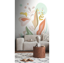 Salon avec canapé, table d'appoint et un mur avec un motif de plantes