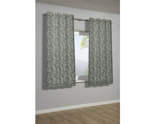 Dekorative Gardinen mit abstraktem Muster vor einem Fenster.