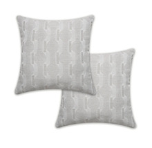 Deux coussins décoratifs avec motif géométrique pour le salon.