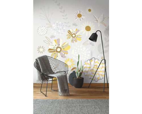 Décoration murale décorative avec motif floral, fauteuil, lampadaire et cactus en pot.