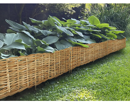 Beeteinfassung 120 x 35 cm Weide geschält Gartenszene mit Weidenzaun als Beeteinfassung