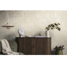 Pièce décorative avec papier peint à motifs, armoire en bois et objets décoratifs
