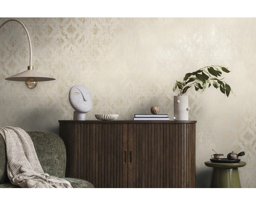 Pièce décorative avec papier peint à motifs, armoire en bois et objets décoratifs