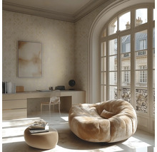 Pièce lumineuse avec bureau, chaise, pouf et grande fenêtre