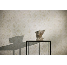 Papier peint à motifs avec une sculpture sur une table