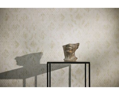Papier peint à motifs avec une sculpture sur une table
