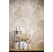Mur décoratif avec motif de feuilles et photophores