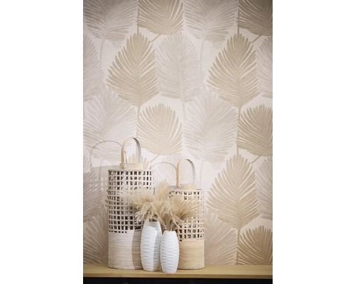 Mur décoratif avec motif de feuilles et photophores