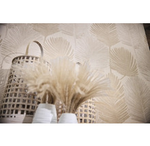 Papier peint décoratif à motif de feuilles, paniers en osier et fleurs séchées dans des vases blancs