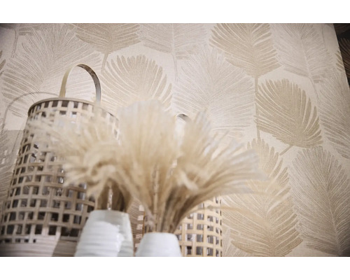 Papier peint décoratif à motif de feuilles, paniers en osier et fleurs séchées dans des vases blancs